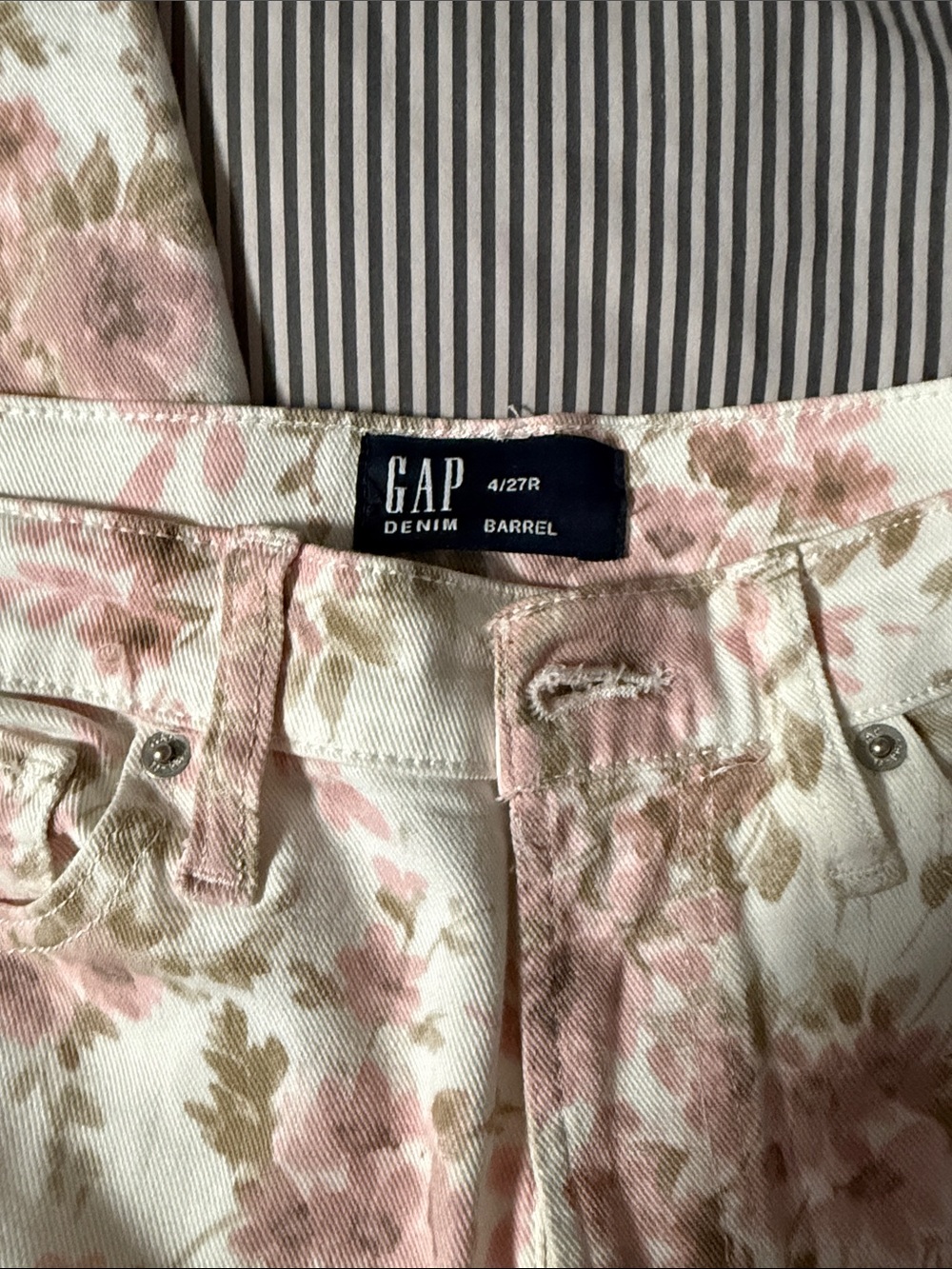 Women’s Gap Factory floral barrel denim pants size 4 - Picture 3 of 6